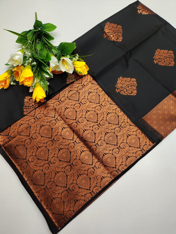 Yazhini Pavishna Saree